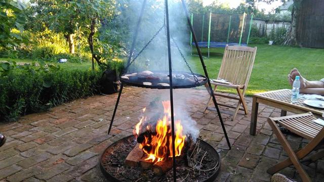 Wieczorne grillowanie przy ognisku